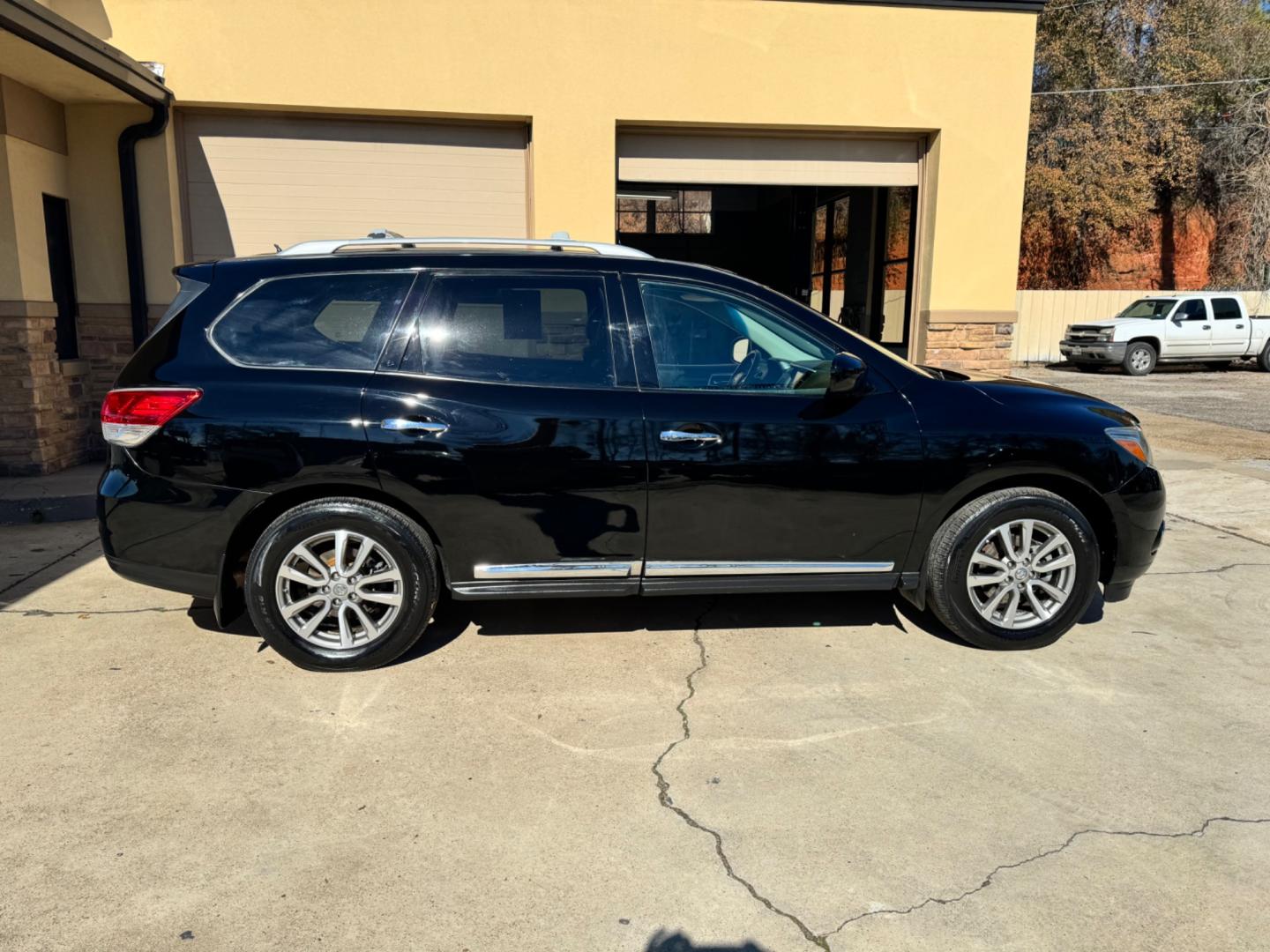 2014 BLACK Nissan Pathfinder S 2WD (5N1AR2MN8EC) with an 3.5L V6 DOHC 24V engine, Continuously Variable Transmission transmission, located at 307 West Marshall Avenue, Longview, TX, 75601, (903) 753-3091, 32.500828, -94.742577 - Photo#1